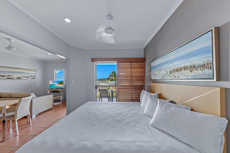 Room 5, Spa Haven 18B Top Floor In Room Spa, Whitsunday