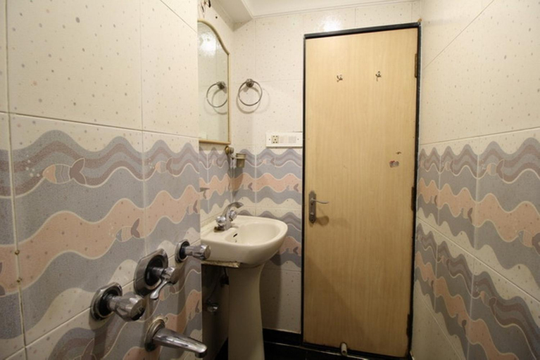 Bathroom 4, Hotel Ripon Palace, Mumbai City