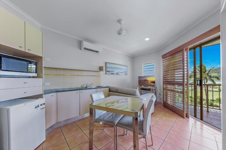 Interior, Spa Haven 18B Top Floor In Room Spa, Whitsunday