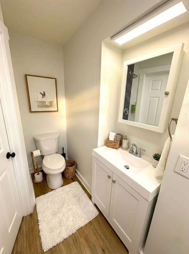 Room 5, Historic Apt King Bed Workspace, New Castle