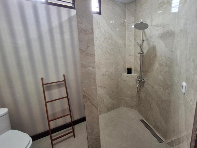 Bathroom 3, The Castle Medan Penginapan Syariah, Medan