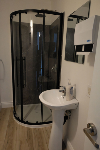 Bathroom 2, Treehouse Hostel, Montréal