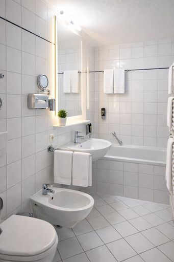 Bathroom 5, Bayers Boardinghouse & Hotel, München