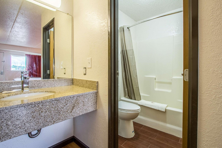 Bathroom 2, Motel 6 Ashland, OH, Ashland