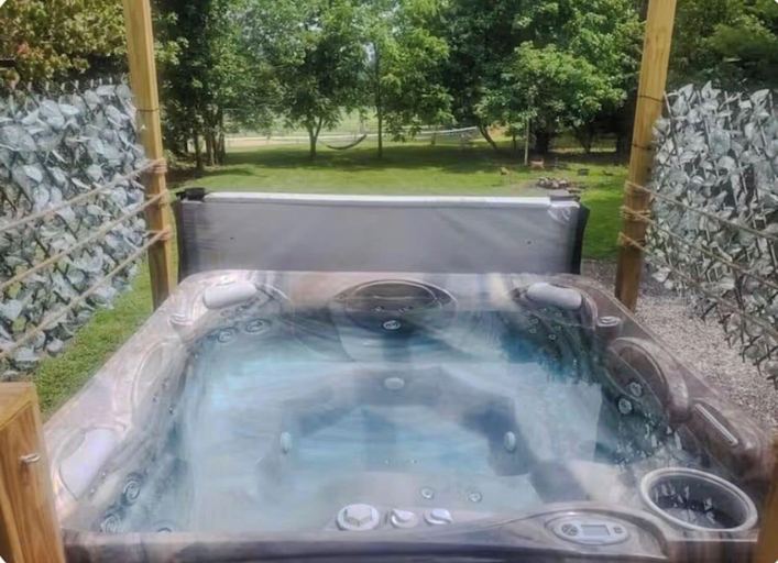 Outdoor spa tub, The Hideaway, Stark