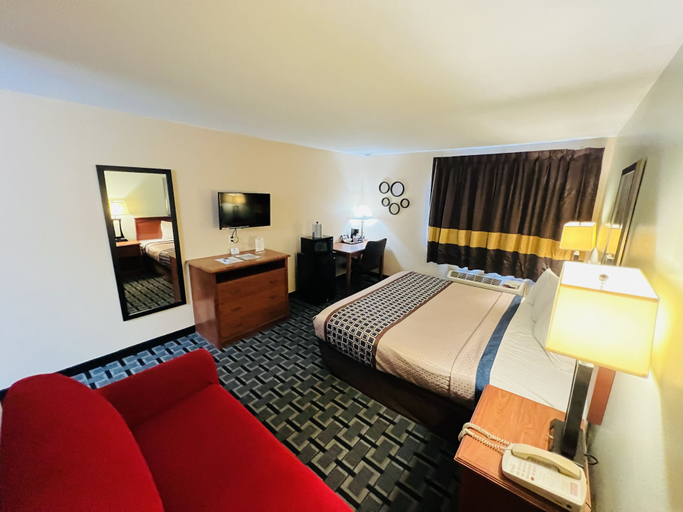 Bedroom 3, Hometown Inn & Suites, Washington