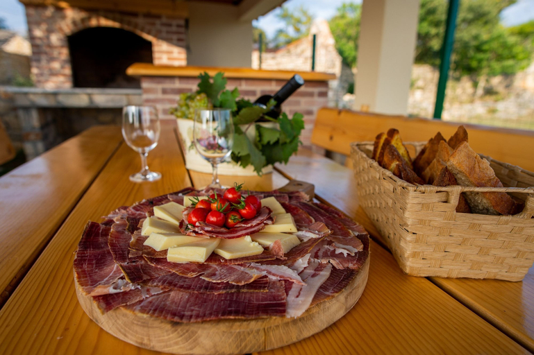 Room 4, Villa Magic With Heated Pool, Drniš