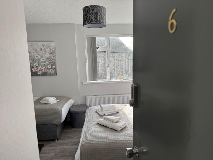 Bedroom 5, Riverside Apartment