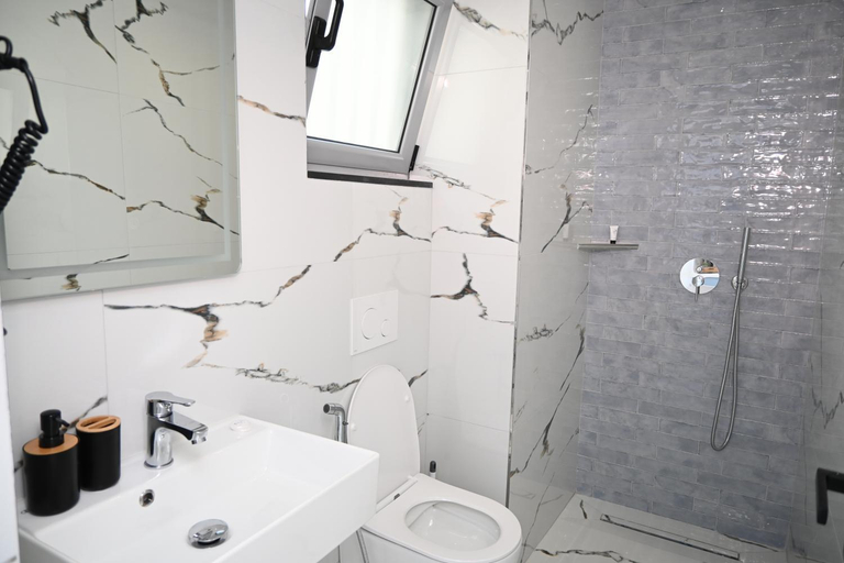 Bathroom 3, Ola Apartments, Sarandës