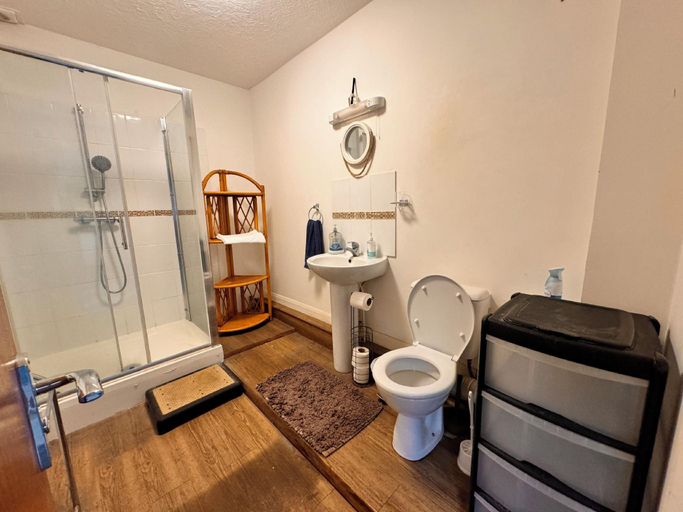 Bathroom 4, High Trees Gatwick Guest House, Surrey