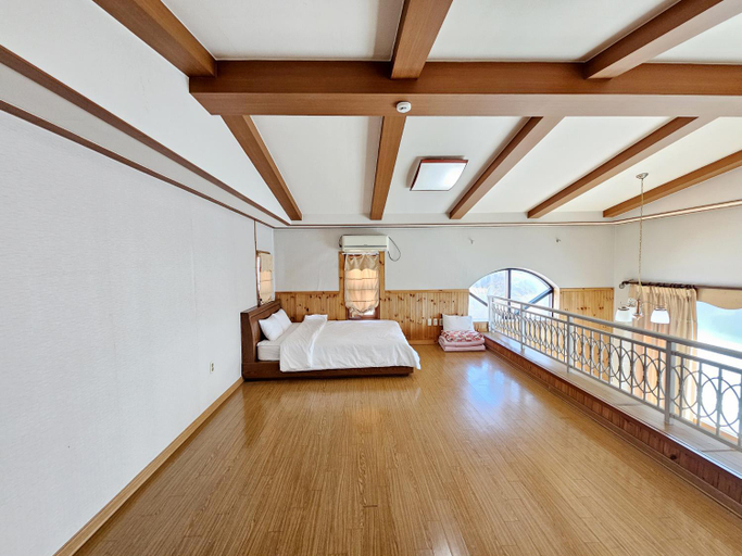 Bedroom 2, Sanbangsan Hot Spring Pension, Seogwipo