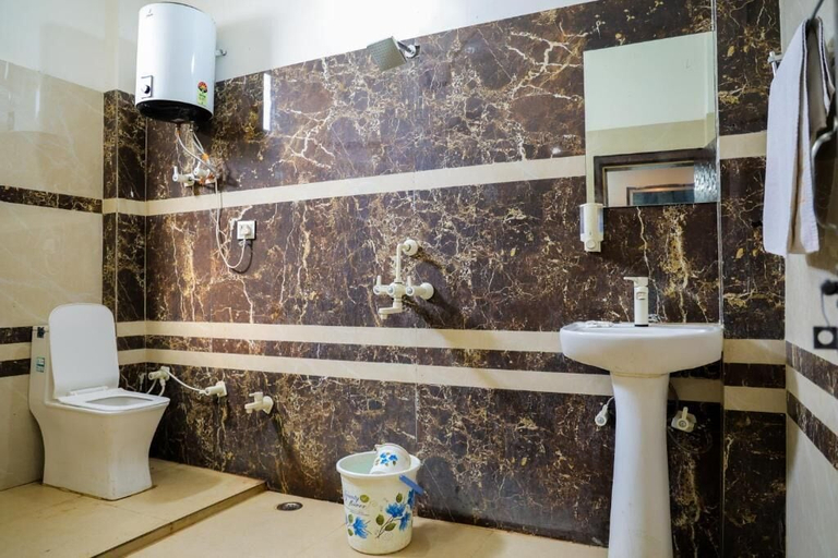 Bathroom 5, Hotel Luxury Palace Vrindavan, Mathura