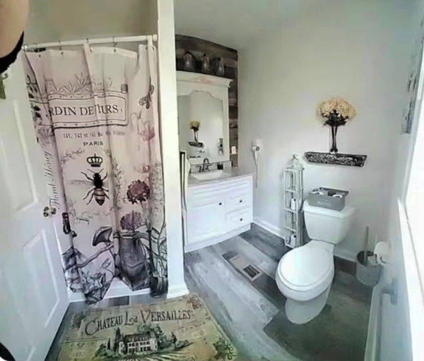Bathroom, The Hideaway, Stark