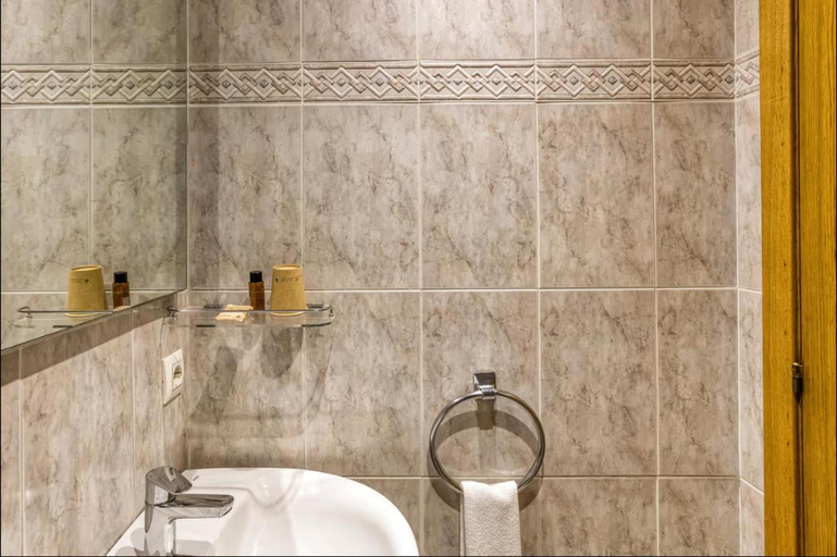 Bathroom 3, Hostal La Barretina, Girona