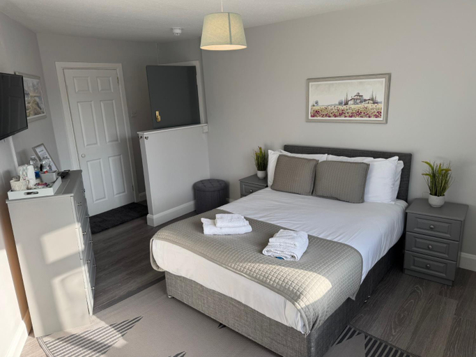 Bedroom 2, Riverside Apartment