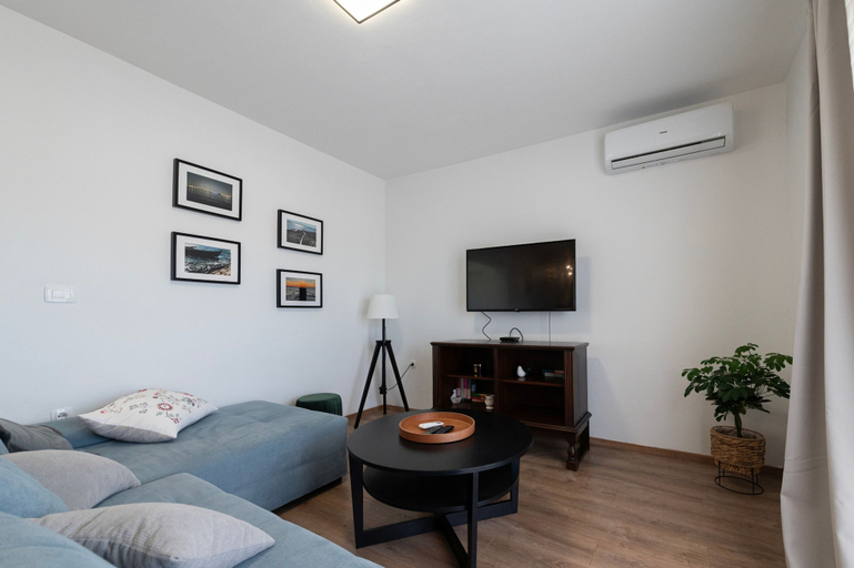 Room 4, Seafront Apartment Elona, Nin