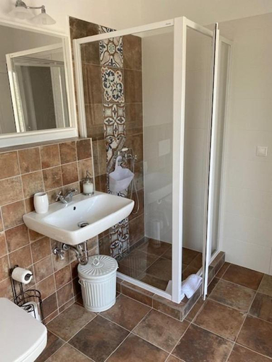 Bathroom, Kapri Vendeghaz, Tapolca