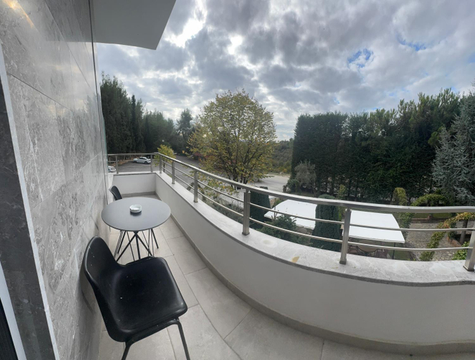 Others 4, Hotel Oaz, Krujës