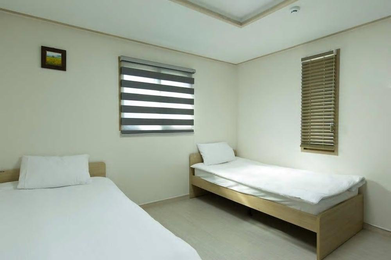 Bedroom 4, Hub Guesthouse, Jung