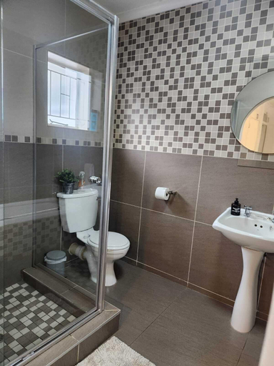 Bathroom 2, 4 Ocean Sands, Uthungulu