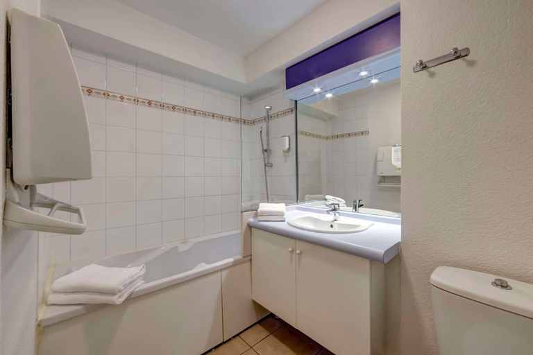 Bathroom 3, Comfort Aparthotel Divonne L Oree du Parc, Ain