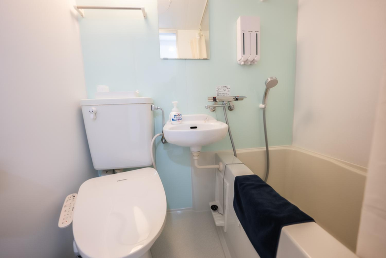 Bathroom 3, Shima Stay holoholo, Zamami