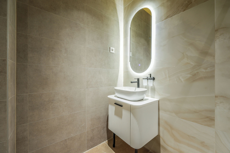 Bathroom 4, Amazinn Madrid Plaza Mayor Collection, Madrid