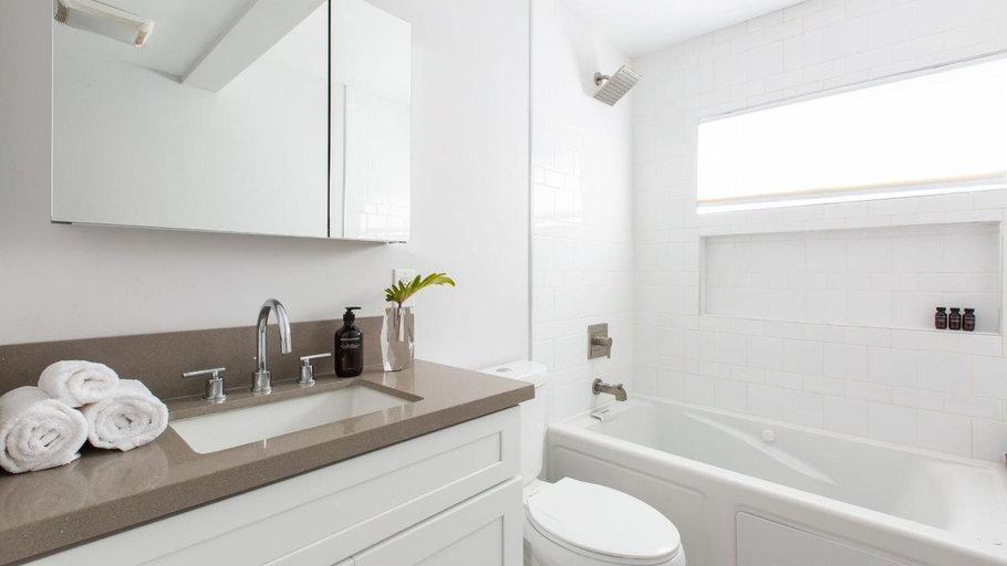 Bathroom, Hamilton I by AvantStay Beach House Rooftop Deck Newly Renovated Bungalow, San Diego