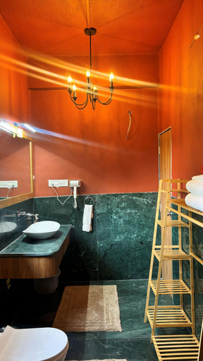 Bathroom 2, Terra On A Hill, Satara