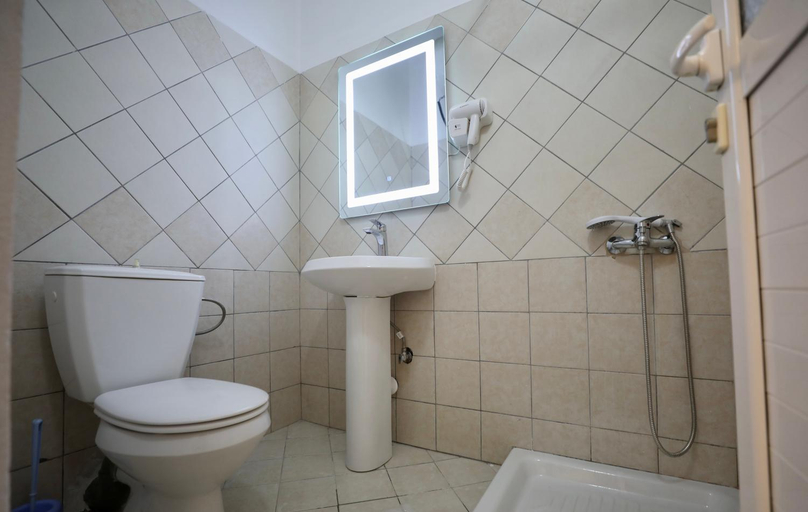 Bathroom 2, Nevi's Central Apartments, Sarandës