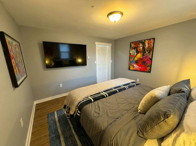 Room 2, Historic Apt King Bed Workspace, New Castle