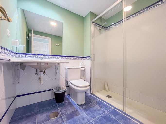 Bathroom 3, Oasis Royal 13 apartamento vista piscina Corralejo by Lightbooking, Las Palmas