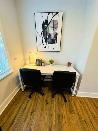 Room 3, Modern Cozy Walk up With King Bed, New Castle