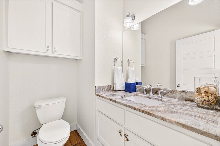 Bathroom 3, Amazing Grace 128 ST, Nueces