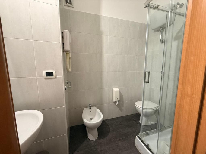 Bathroom 2, Accommodation Corallo, Rome