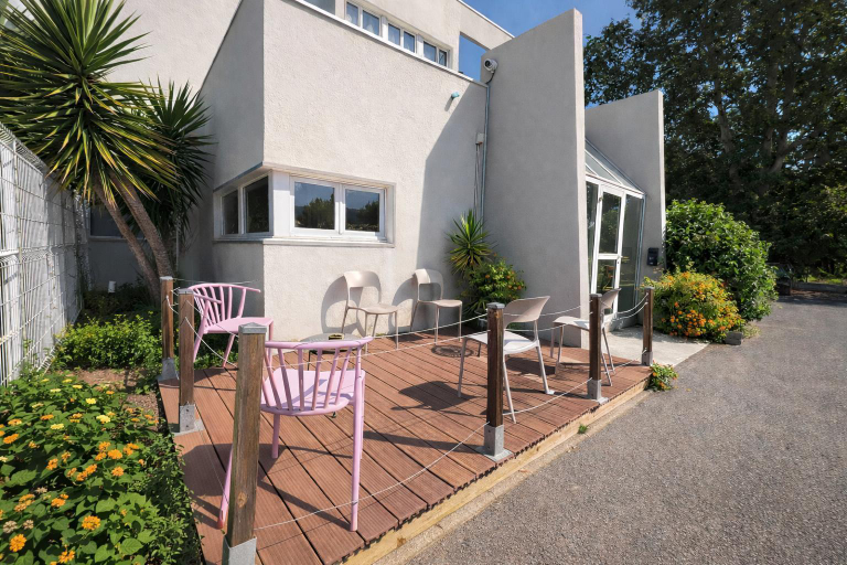 Exterior & Views