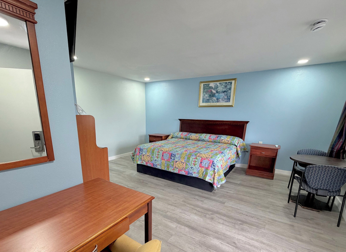 Room 2, Deluxe Inn, Wilson