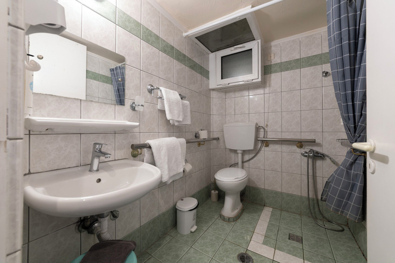 Bathroom 5, Delfini Hotel, West Greece