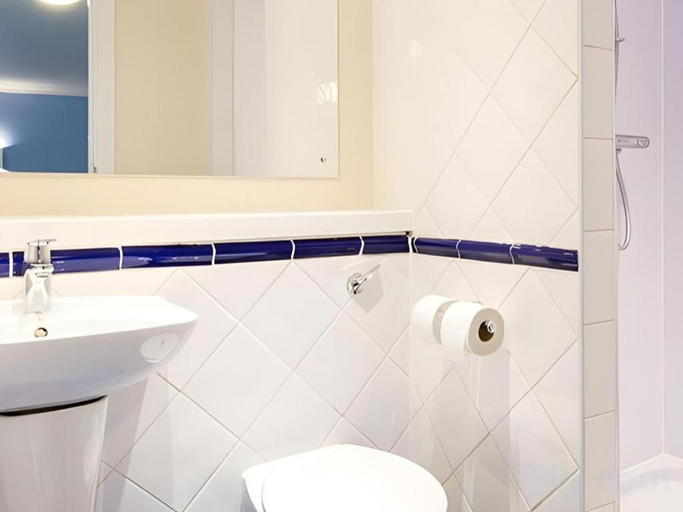 Bathroom 3, Travelodge Birmingham Sheldon, Birmingham