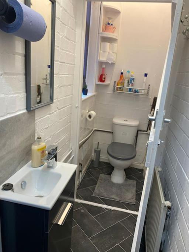 Bathroom 2, Newtons Lodge, Nottingham