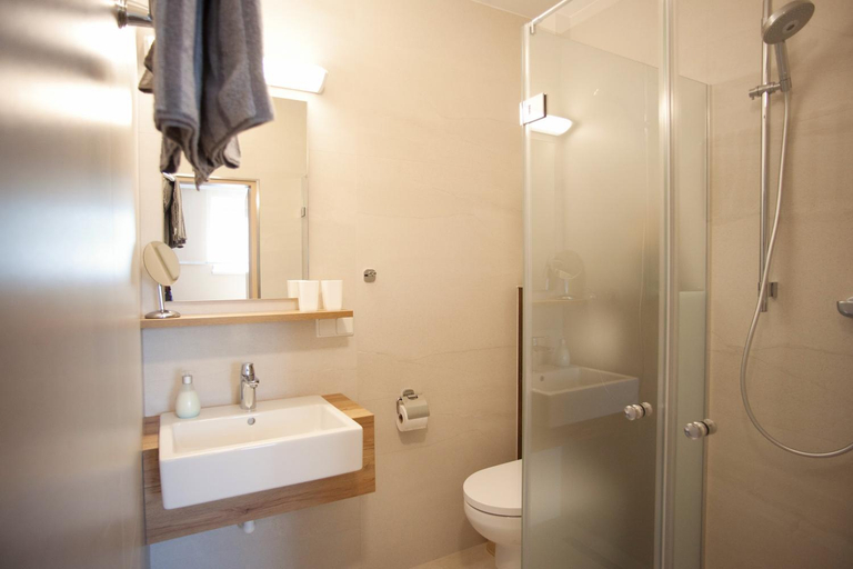 Bathroom 3, Gastehaus & Weingut Johannes Strudler, Neusiedl am See
