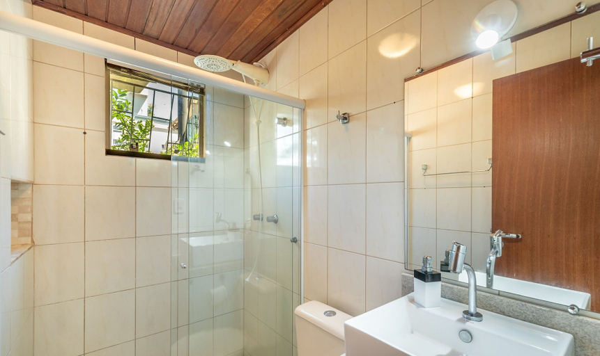 Bathroom, Cozy Apartment Just 2 min From the Sea! - Vig0011, Florianopolis