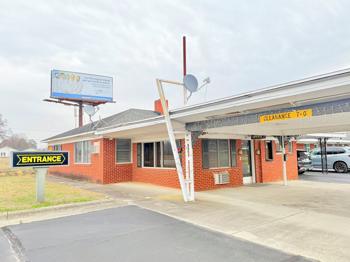 Primary image, Deluxe Inn, Wilson
