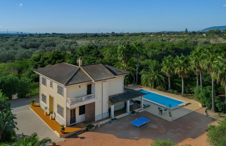 Exterior & Views