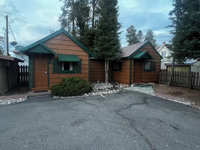 Exterior 5, Pioneer Motel, Gallatin