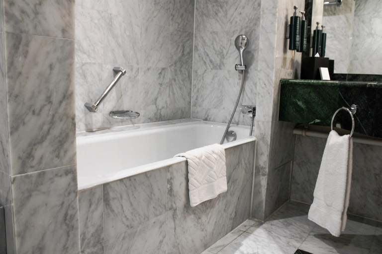 Bathroom 5, Hilton Brussels Grand Place, Bruxelles