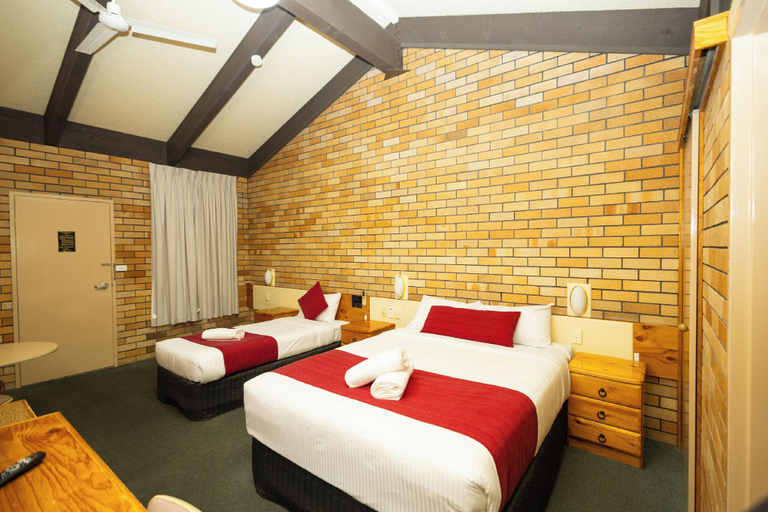 Bedroom 2, All Travellers Motor inn, Warrumbungle Shire