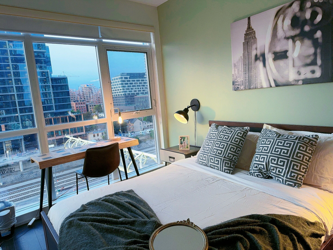 Room 2, Maple Crown Suites - Free Parking, Toronto