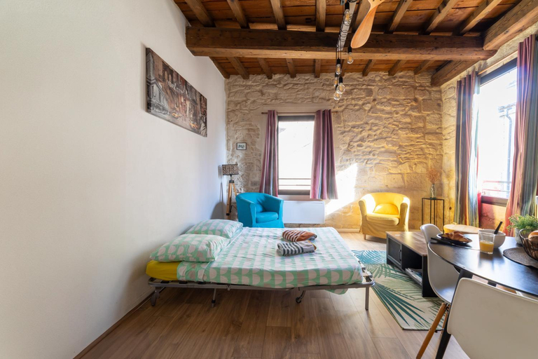 Bedroom, Immeuble 3 Apparts Centre historique St Gilles MaisoncarreeConciergerie, Gard