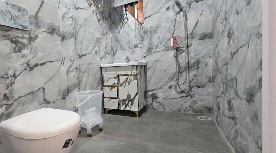 Bathroom 3, Hotel Dev, Garhwal